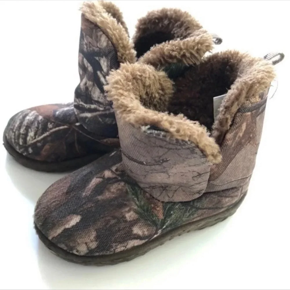 Realtree camouflage kids size small ( 5/6) boots